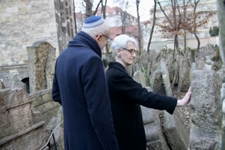 IMG_6110.jpg - Náměstkyně amerického ministra zahraničí Wendy Ruth Shermanová na Starém židovském hřbitově (2022)