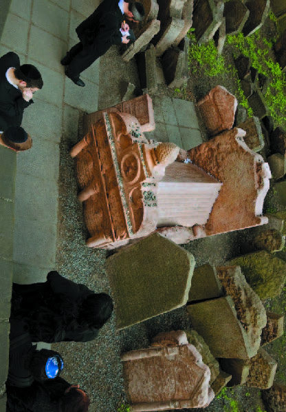 Tombstone of Rabbi Loew with figures – horizontally
